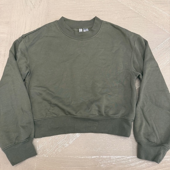Divided Tops - Divided by H&M Green Cropped Sweatshirt Size XS Pullover Crew Neck Long Sleeves